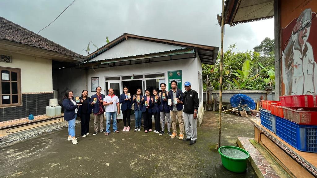 PPK ORMAWA Team of TPB FTP Study Program Unud Designs a Digital Marketing System for Processed Mangosteen Products at Gunung Sari SMEs, Jelijih Village, Pupuan District, Tabanan Regency